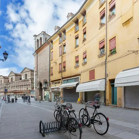 Guesthost - Center Ztl Lovely Appartamento Ferrara